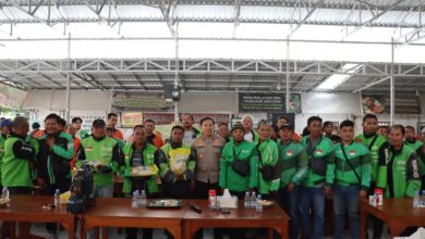 Pererat Hubungan Kepolisian Dengan Masyarakat, Kapolres Bojonegoro Serahkan Bantuan Kepada Komunitas Ojol Bojonegoro