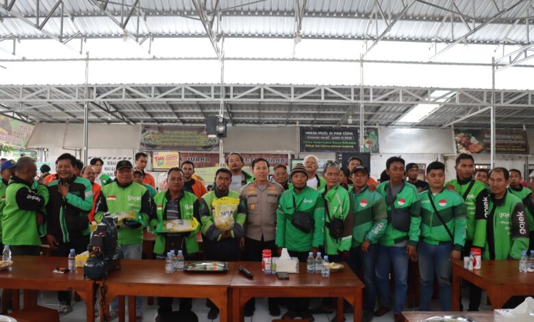 Pererat Hubungan Kepolisian Dengan Masyarakat, Kapolres Bojonegoro Serahkan Bantuan Kepada Komunitas Ojol Bojonegoro Pererat Hubungan Kepolisian Dengan Masyarakat, Kapolres Bojonegoro Serahkan Bantuan Kepada Komunitas Ojol Bojonegoro
