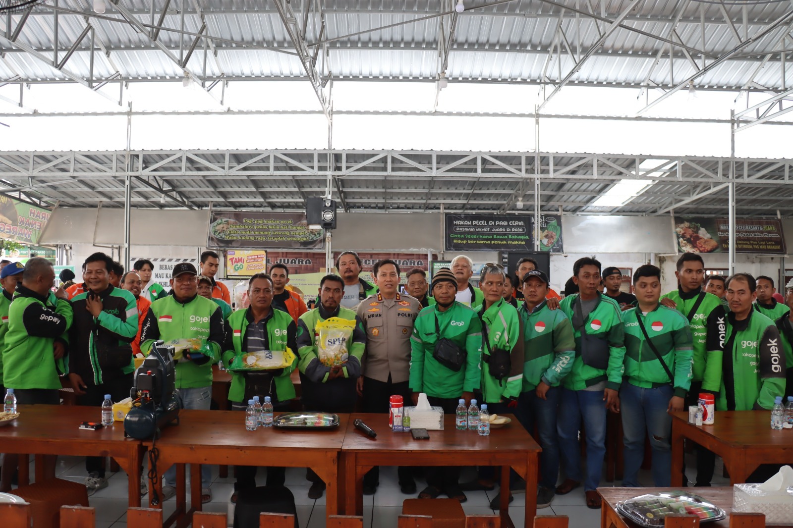Pererat Hubungan Kepolisian Dengan Masyarakat, Kapolres Bojonegoro Serahkan Bantuan Kepada Komunitas Ojol Bojonegoro