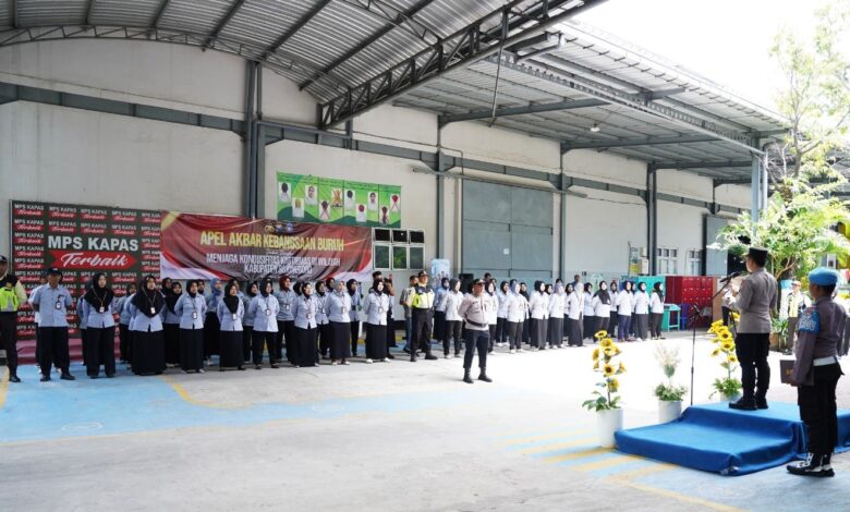 Pimpin Gelar Apel Akbar Kebangsaan Serikat Buruh Di Area MPS Kapas, Kapolres Bojonegoro Sampaikan, Buruh Kuat, Bojonegoro Aman Pimpin Gelar Apel Akbar Kebangsaan Serikat Buruh Di Area MPS Kapas, Kapolres Bojonegoro Sampaikan, Buruh Kuat, Bojonegoro Aman