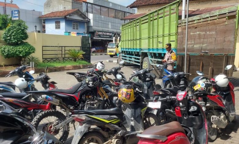 Polsek Babat Amankan 13 Pemuda dan 17 Kendaraan karena Konvoi dan mengganggu Kamtibmas Polsek Babat Amankan 13 Pemuda dan 17 Kendaraan karena Konvoi dan mengganggu Kamtibmas