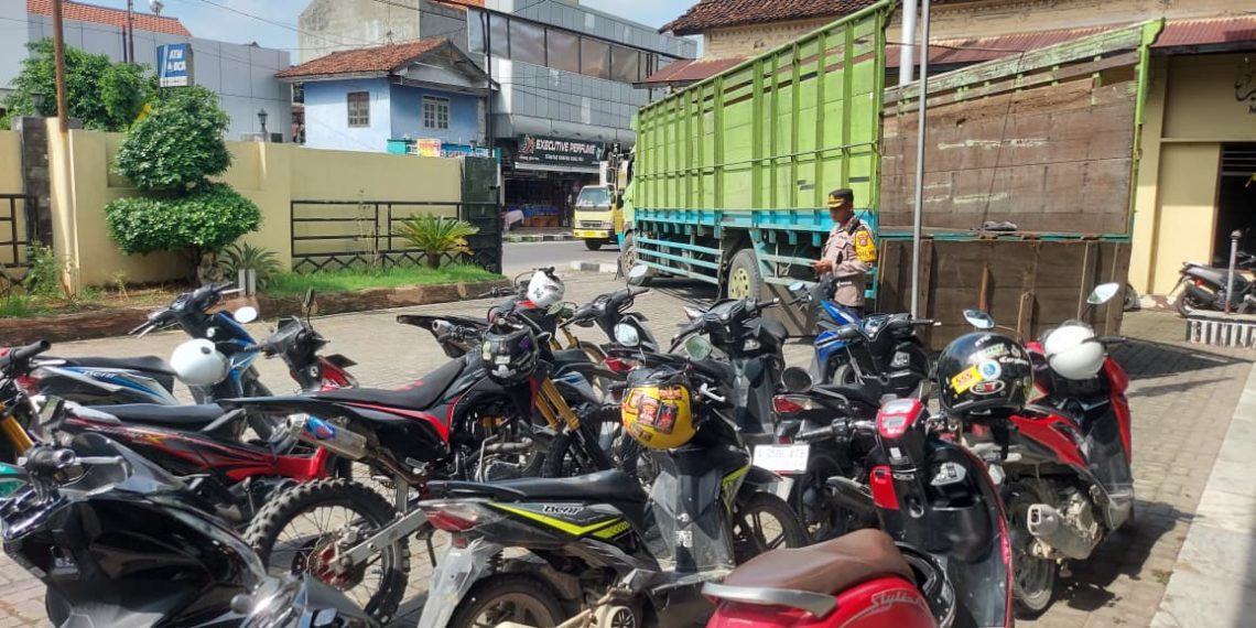 Polsek Babat Amankan 13 Pemuda dan 17 Kendaraan karena Konvoi dan mengganggu Kamtibmas Polsek Babat Amankan 13 Pemuda dan 17 Kendaraan karena Konvoi dan mengganggu Kamtibmas