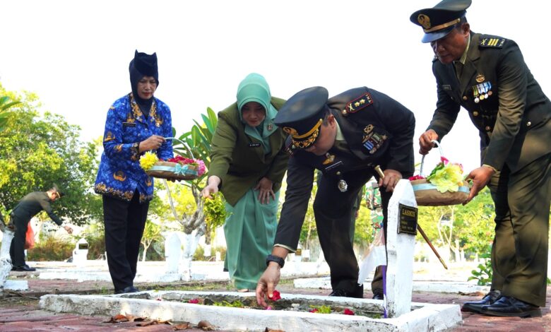 Sambut Peringatan HUT Ke-80 TNI, Kodim 0813 Bojonegoro Laksanakan Ziarah dan Tabur Bunga Sambut Peringatan HUT Ke-80 TNI, Kodim 0813 Bojonegoro Laksanakan Ziarah dan Tabur Bunga