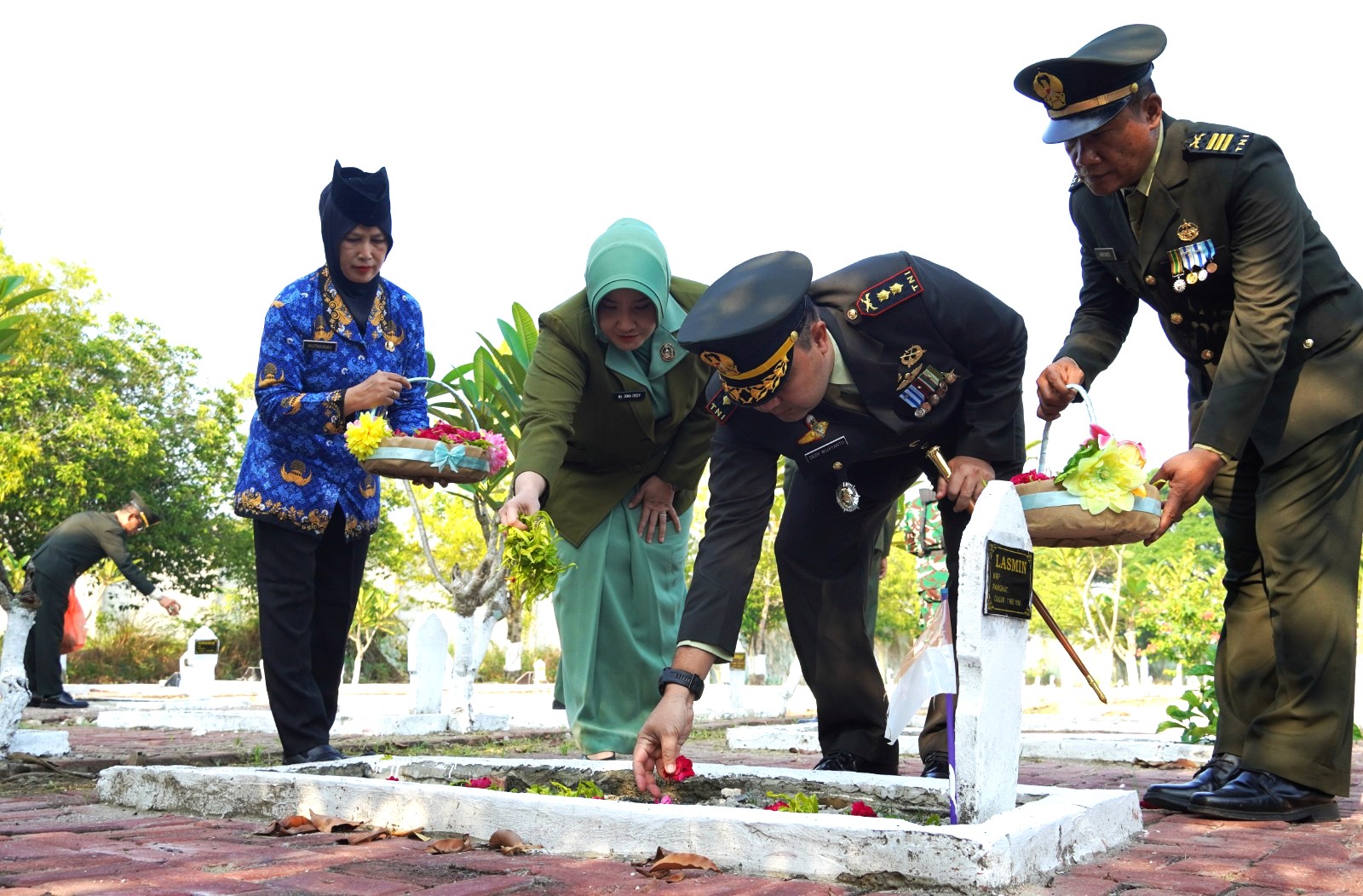 Sambut Peringatan HUT Ke-80 TNI, Kodim 0813 Bojonegoro Laksanakan Ziarah dan Tabur Bunga