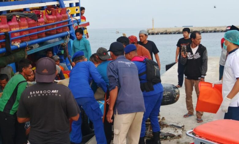 Satpolairud Polres Lamongan Gerak Cepat Evakuasi ABK Meninggal di Atas Kapal KMN NA, di Perairan Bawean Satpolairud Polres Lamongan Gerak Cepat Evakuasi ABK Meninggal di Atas Kapal KMN NA, di Perairan Bawean