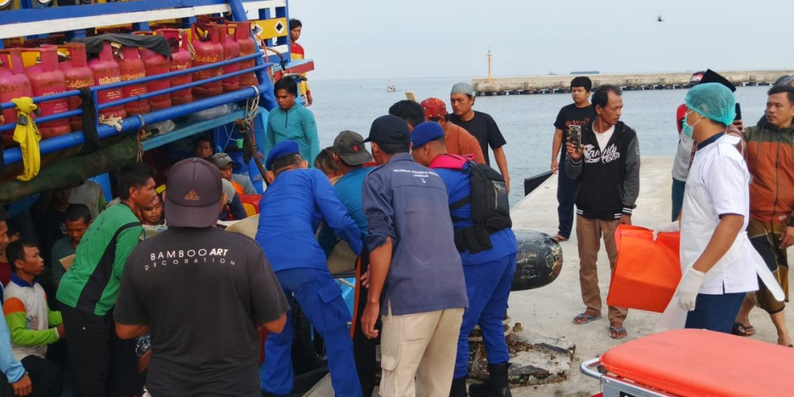 Satpolairud Polres Lamongan Gerak Cepat Evakuasi ABK Meninggal di Atas Kapal KMN NA, di Perairan Bawean Satpolairud Polres Lamongan Gerak Cepat Evakuasi ABK Meninggal di Atas Kapal KMN NA, di Perairan Bawean