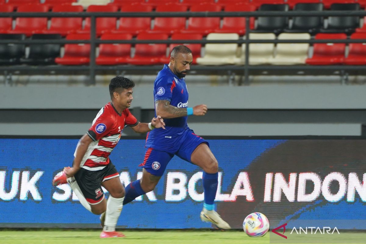 Debut Sebagai Pelatih Interim, Ahmad Amiruddin Targetkan Kemenangan Penuh Kontra Arema FC di Stadion Gelora BJ Habibie