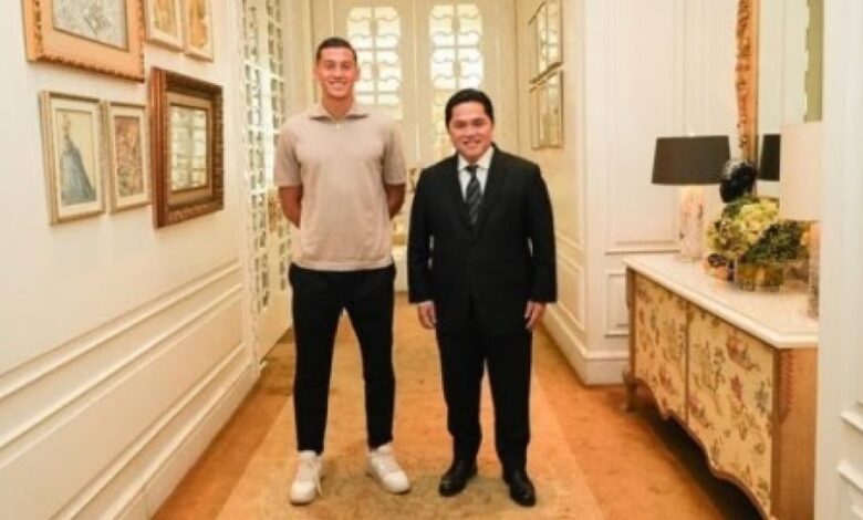 Jay Idzes Bela Erick Thohir dari Serangan Netizen Usai Kegagalan Piala Dunia: Ungkap Kerja Keras di Balik Layar Demi Timnas Indonesia Jay Idzes Bela Erick Thohir dari Serangan Netizen Usai Kegagalan Piala Dunia: Ungkap Kerja Keras di Balik Layar Demi Timnas Indonesia