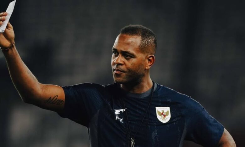 Patrick Kluivert Kedapatan Santai Nonton Barcelona Sambil Makan Popcorn, Netizen: Sedang Menikmati Pesangon Patrick Kluivert Kedapatan Santai Nonton Barcelona Sambil Makan Popcorn, Netizen: Sedang Menikmati Pesangon