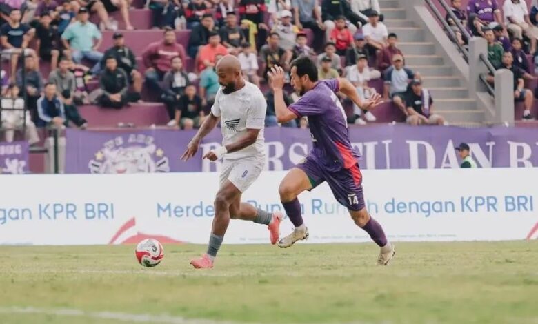 Persik Imbang Tanpa Gol Kontra PSM di Babak Pertama, Diwarnai Kartu Merah Novri Setiawan Persik Imbang Tanpa Gol Kontra PSM di Babak Pertama, Diwarnai Kartu Merah Novri Setiawan