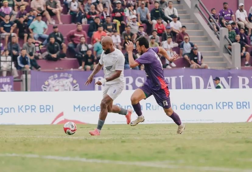 Persik Imbang Tanpa Gol Kontra PSM di Babak Pertama, Diwarnai Kartu Merah Novri Setiawan Persik Imbang Tanpa Gol Kontra PSM di Babak Pertama, Diwarnai Kartu Merah Novri Setiawan