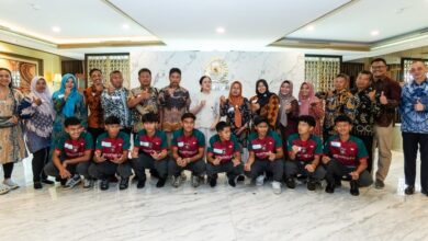 Puan Maharani Lepas 8 Pemain Muda Sepakbola Penerima Beasiswa ke Portugal