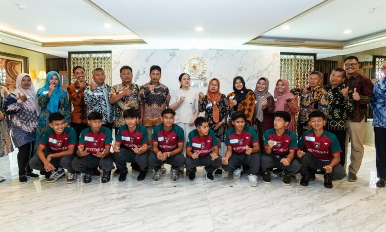Puan Maharani Lepas 8 Pemain Muda Sepakbola Penerima Beasiswa ke Portugal Puan Maharani Lepas 8 Pemain Muda Sepakbola Penerima Beasiswa ke Portugal