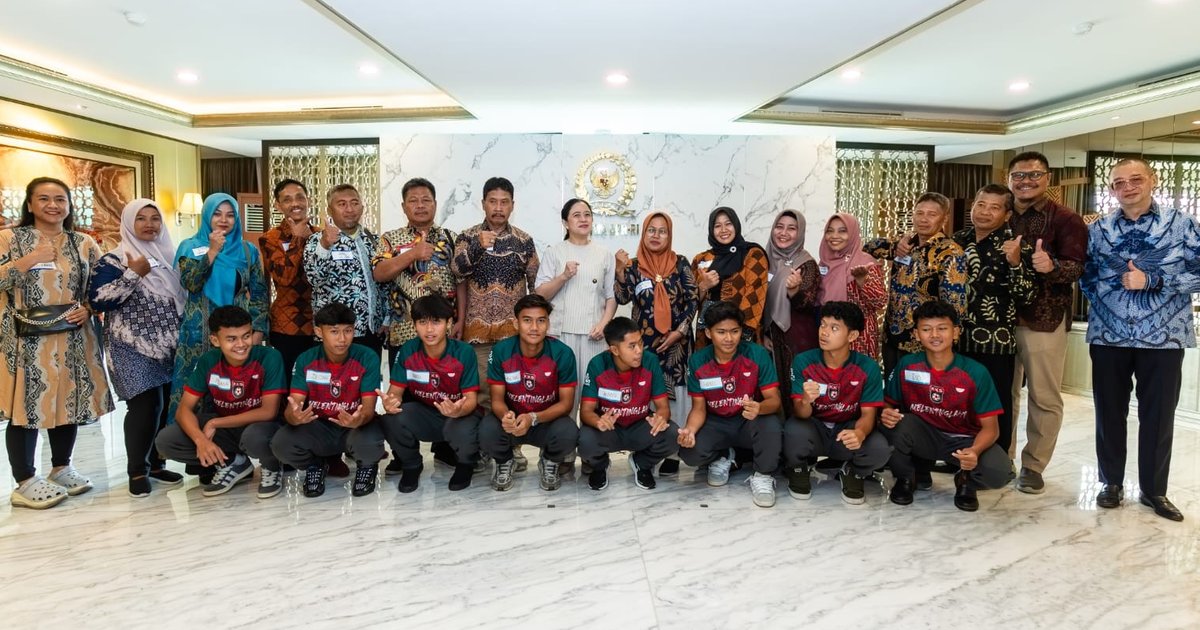 Puan Maharani Lepas 8 Pemain Muda Sepakbola Penerima Beasiswa ke Portugal