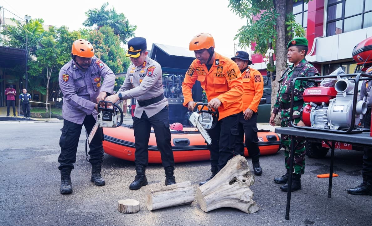 Antisipasi Potensi Bencana Hidrometeorologi di Wilayah Jawa Timur, Polres Bojonegoro Gelar  Apel Siaga