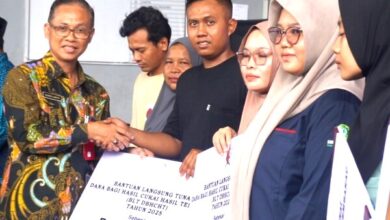 BLT DBHCHT Disalurkan Oleh Pemkab Bojonegoro ke Karyawan PT Rukun Jaya Makmur, Di Padangan