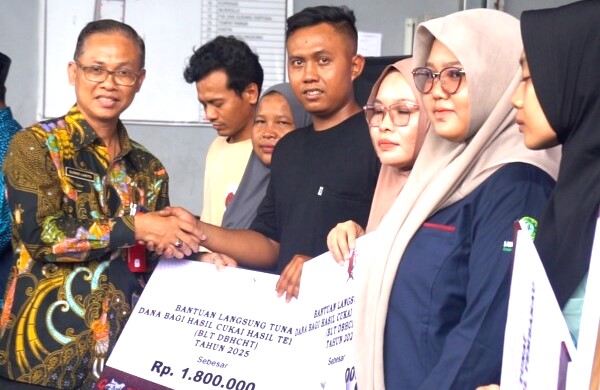 BLT DBHCHT Disalurkan Oleh Pemkab Bojonegoro ke Karyawan PT Rukun Jaya Makmur, Di Padangan