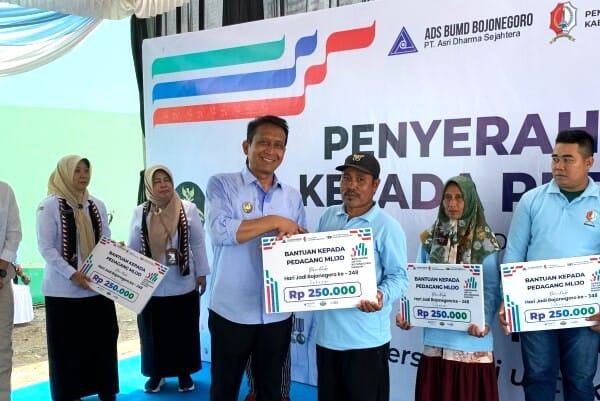 Bupati Bojonegoro Setyo Wahono Secara Resmi Serahkan Bantuan Modal Kepada 204 Pedagang Mlijo
