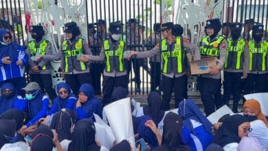 Ditengah-tengah Massa Aksi Unjuk Rasa, Polwan Bojonegoro Lakukan Aksi Humanis Bagikan Air Mineral kepada Para Pengunjuk Rasa Ditengah-tengah Massa Aksi Unjuk Rasa, Polwan Bojonegoro Lakukan Aksi Humanis Bagikan Air Mineral kepada Para Pengunjuk Rasa