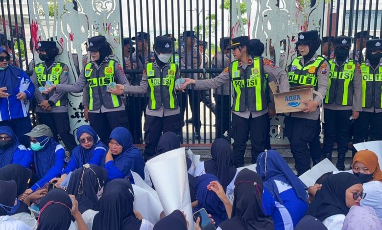 Ditengah-tengah Massa Aksi Unjuk Rasa, Polwan Bojonegoro Lakukan Aksi Humanis Bagikan Air Mineral kepada Para Pengunjuk Rasa