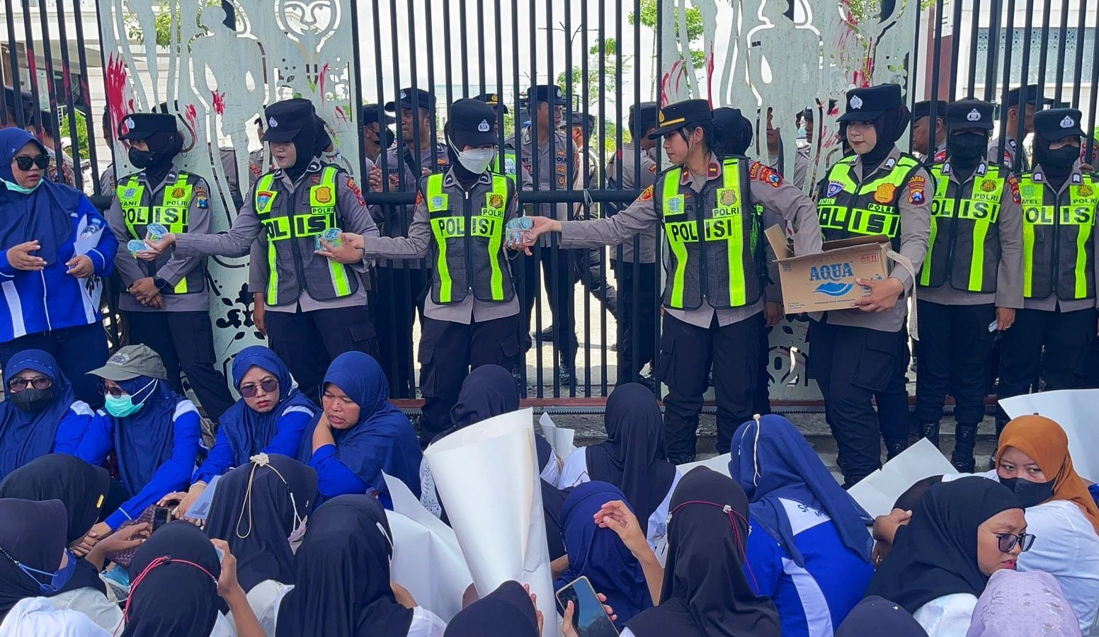 Ditengah-tengah Massa Aksi Unjuk Rasa, Polwan Bojonegoro Lakukan Aksi Humanis Bagikan Air Mineral kepada Para Pengunjuk Rasa Ditengah-tengah Massa Aksi Unjuk Rasa, Polwan Bojonegoro Lakukan Aksi Humanis Bagikan Air Mineral kepada Para Pengunjuk Rasa