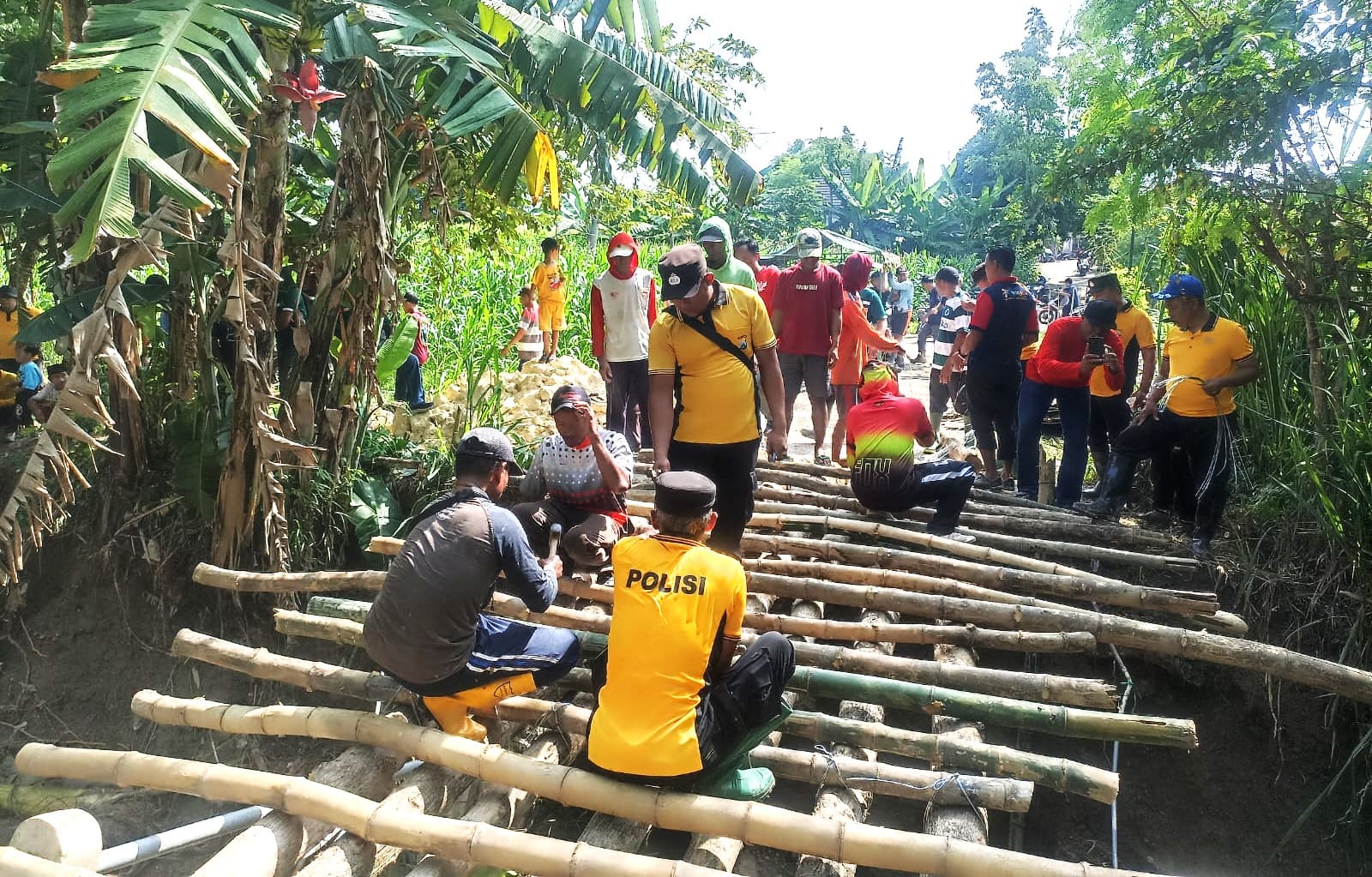 Polsek Bluluk Bergotong royong Bersama Masyarakat, Bikin Jembatan Darurat Penghubung Talunrejo – Kendung