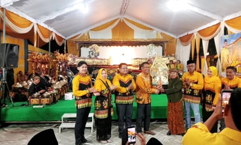 Puncak HUT Partai Golkar Ke-61 Oleh DPD Golkar Bojonegoro, Tampilkan Pagelaran Wayang Dengan Lakon Seno Meguru