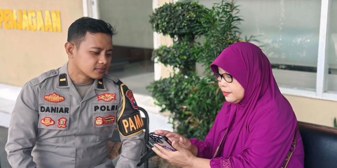 Seorang Ibu Asal Surakarta, Mengaku Ditipu Oknum Anggota Polisi Polres Lamongan, Setelah Dikroscek Ternyata Tak Terbukti
