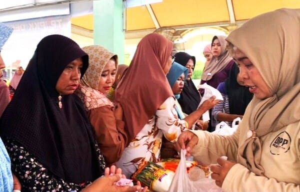Warga Antusias Membeli Kebutuhan Pokok, di Pasar Murah Yang Digelar Oleh Pemkab Bojonegoro