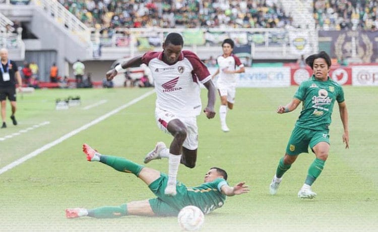 Gol Backheel Spektakuler Alex Tank Antarkan PSM Makassar Unggul Telak 2-0 atas PSBS Biak di Akhir Babak Pertama