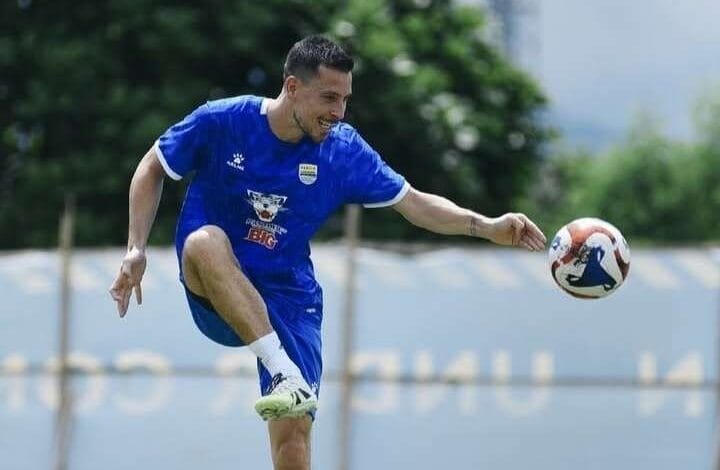 Sanksi FIFA Berdampak: Thom Haye Tinggalkan Persib Sementara Waktu dan Kembali ke Belanda untuk Pemulihan