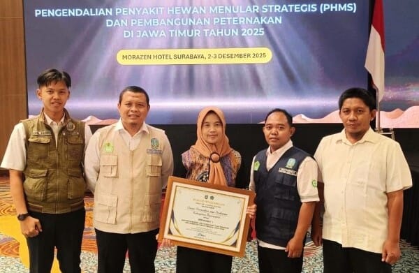 Dinilai Sukses Lakukan Vaksin PMK Bagi Ternak, Pemkab Bojonegoro Raih Penghargaan Dari Pemprov Jatim