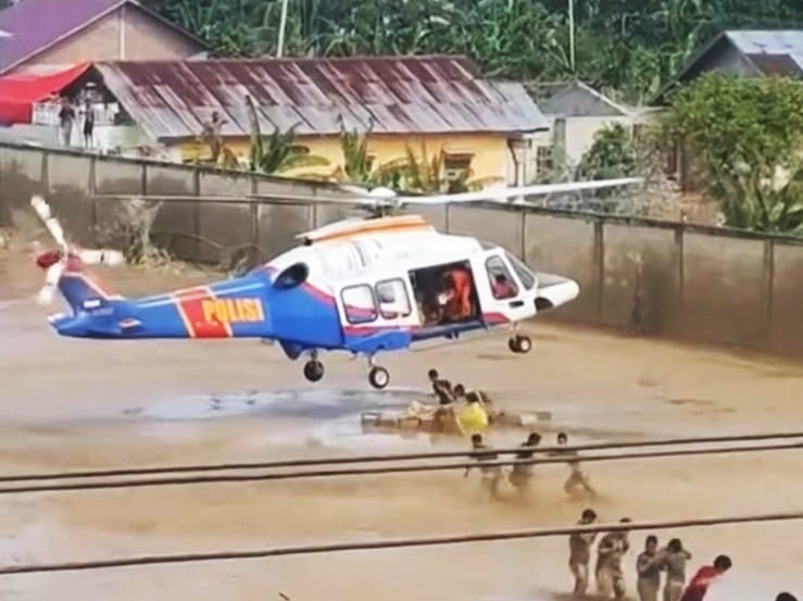 Helikopter Poludara Baharkam Polri Berhasil Melaksanakan Dropping Bantuan Logistik Ke Aceh Tamiang