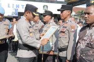 Polres Lamongan Gelar Upacara Pemberian Penghargaan Kepada Personel Berprestasi Dan Masyarakat Yang Telah Membantu Tugas Polri