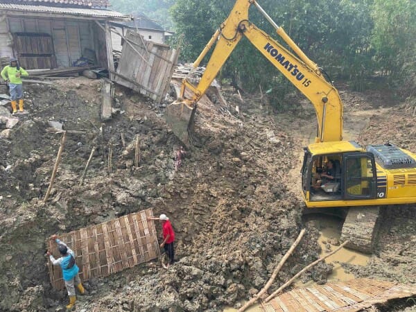 Pemkab Bojonegoro Datangkan Excavator Ke Lokasi Longsor di Clebung, Bubulan, Lakukan Percepatan Penanganannya