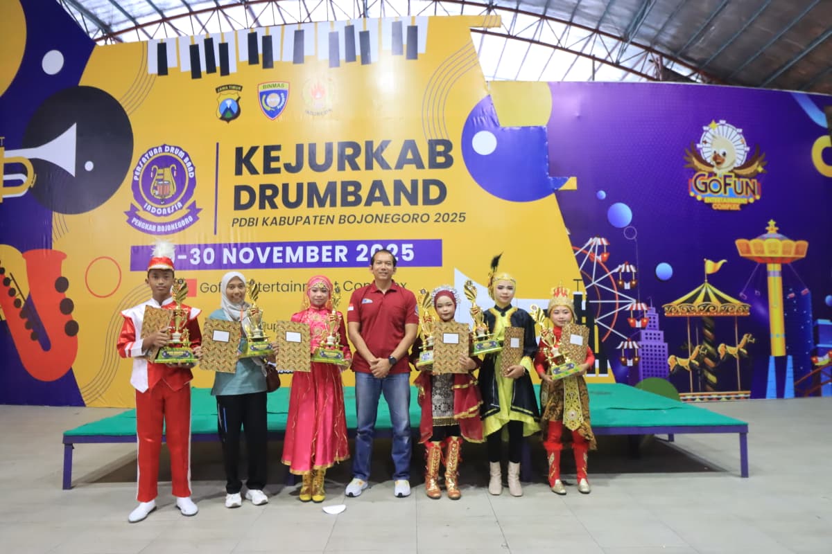 Pelajar Bojonegoro Unjuk Bakat di Kejurkab Drumband PDBI Pengkab Bojonegoro 2025