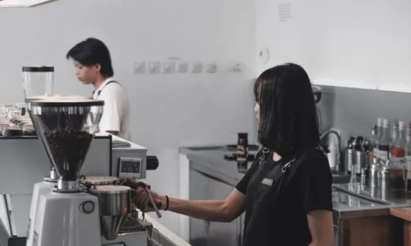 Barista Pekerja Harian di Kedai Kopi