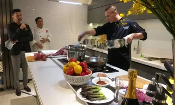 Cook Senior Profesional di Restoran Bintang Lima