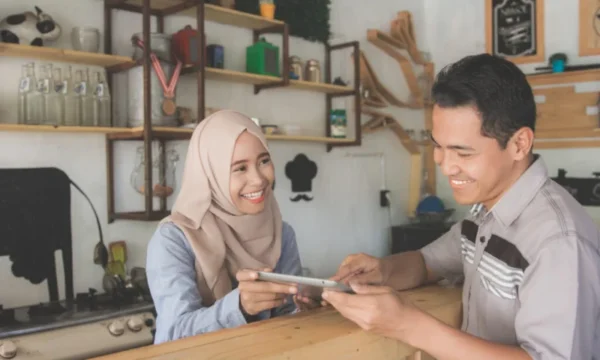 Pelayan Toko dengan Penanganan Pelanggan Profesional