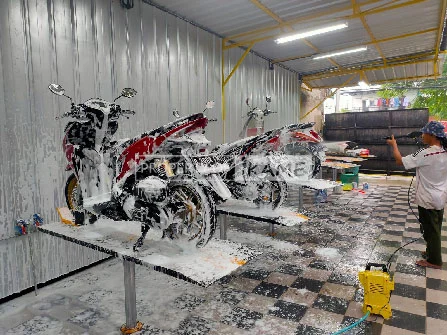 Petugas Pencucian Motor Profesional