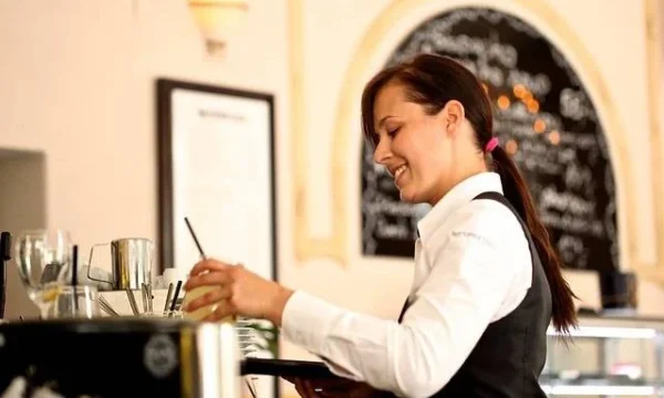 Pramusaji Profesional di Restoran Premium