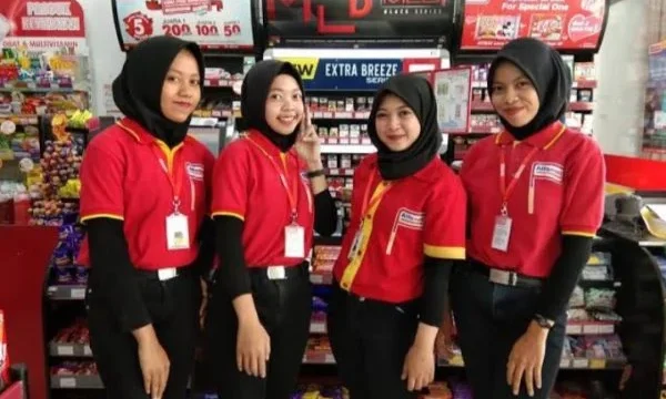 Staf Crew Toko di Paciran