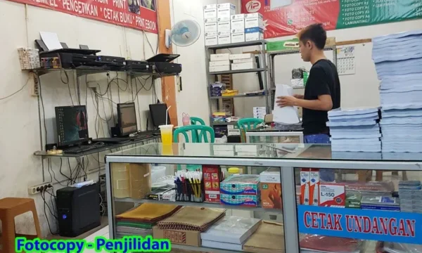 Staff Toko Fotokopi dan Print