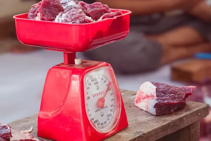 Pembagian Daging Kurban Tahun Ini di Sumedang Gunakan Besek dan Daun Pembagian Daging Kurban Tahun Ini di Sumedang Gunakan Besek dan Daun