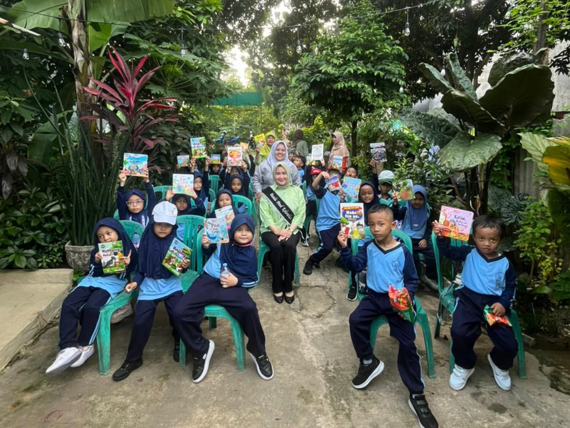 Anak-Anak PAUD RA Al Ikhlas Belajar Cinta Tanaman Herbal di Toga Margajaya Anak-Anak PAUD RA Al Ikhlas Belajar Cinta Tanaman Herbal di Toga Margajaya