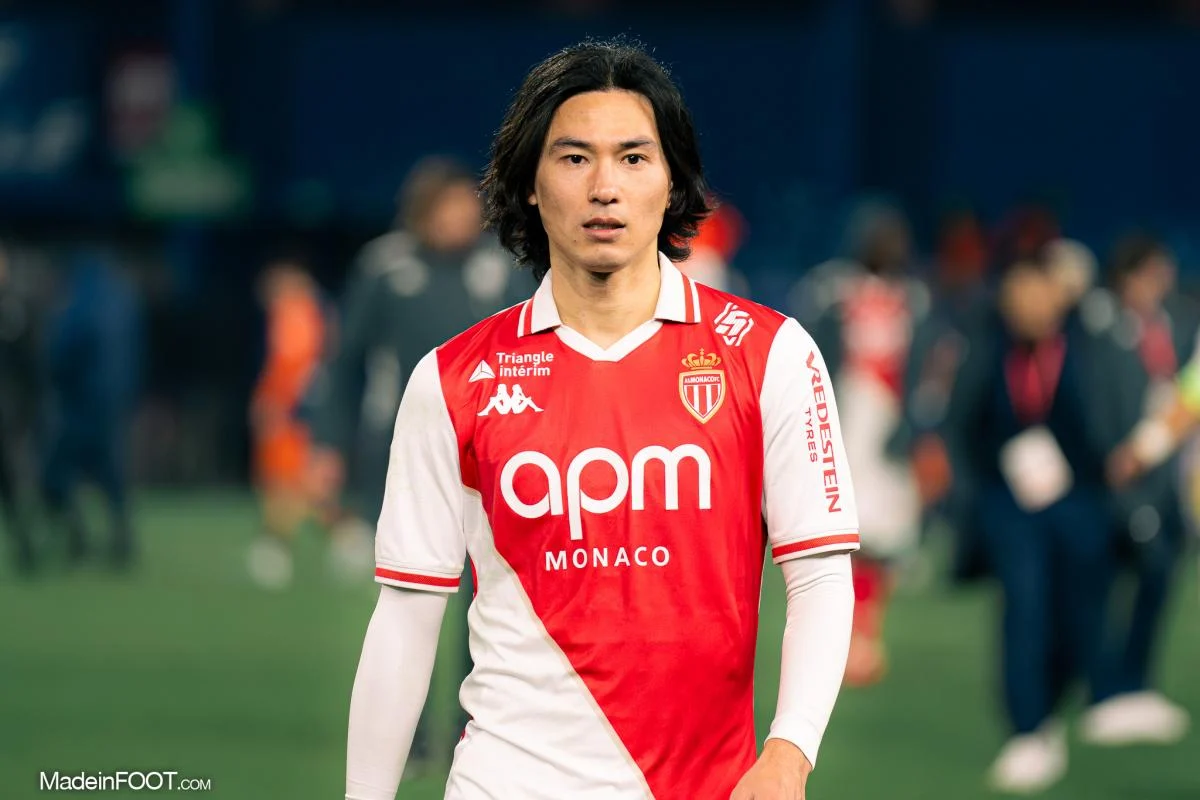 AS Monaco - Takumi Minamino évacué sur civière l ASM retient son souffle