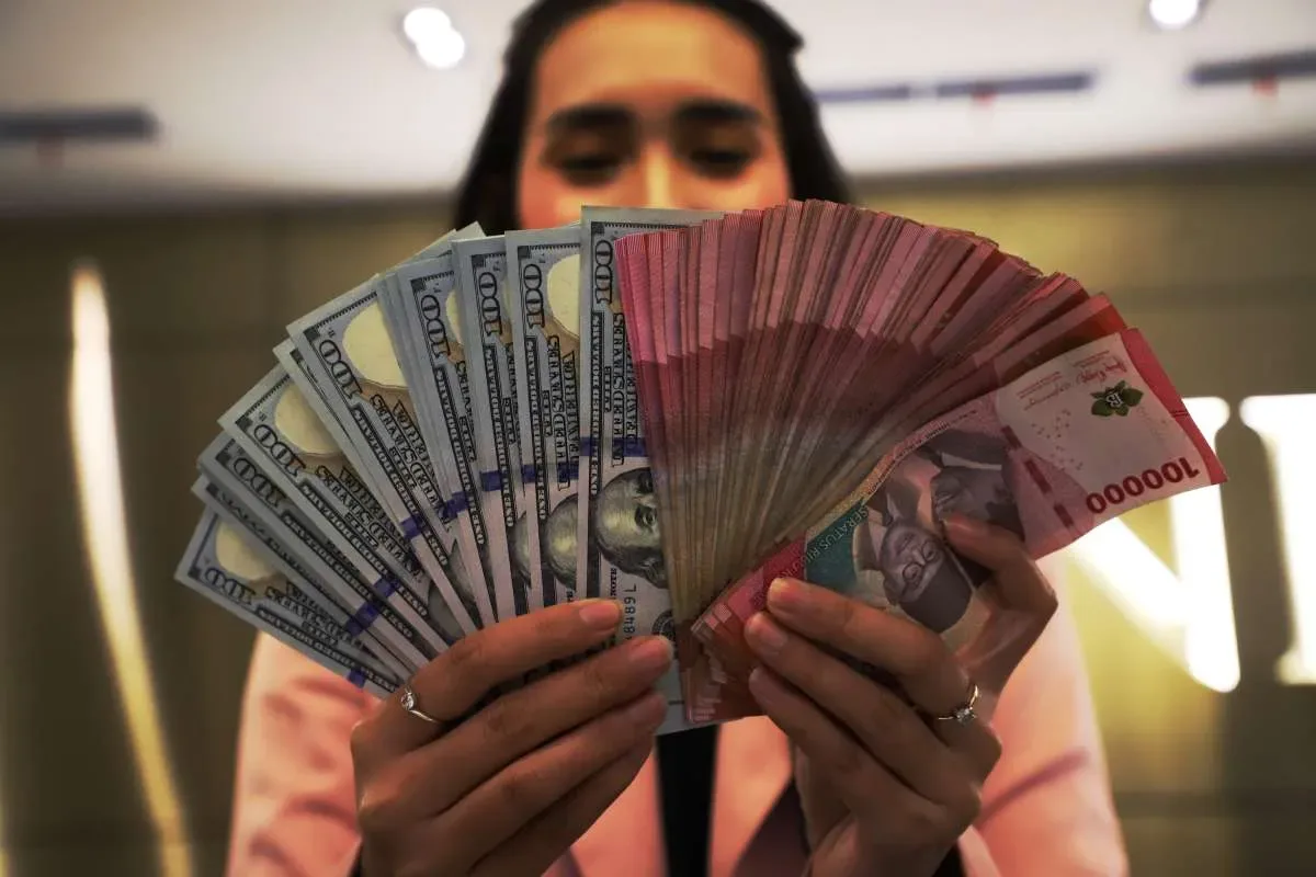 Rupiah Pertama Kali Tembus Rp18 000 per Dolar AS Terus Melemah ke Rp Rupiah Pertama Kali Tembus Rp18 000 per Dolar AS Terus Melemah ke Rp