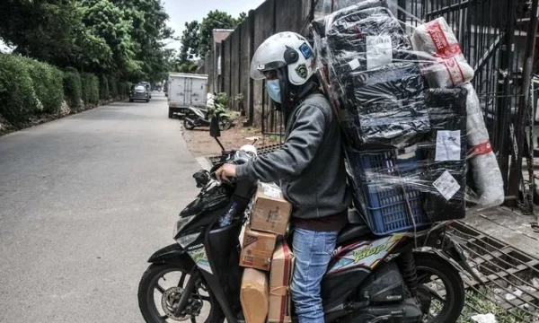 Kurir Motor Ekspedisi
