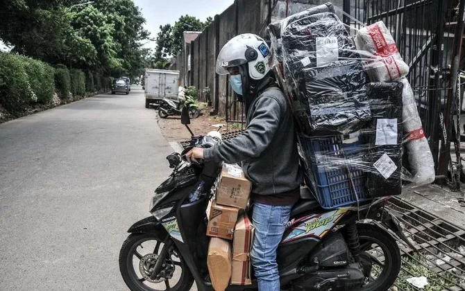 Kurir Motor Ekspedisi
