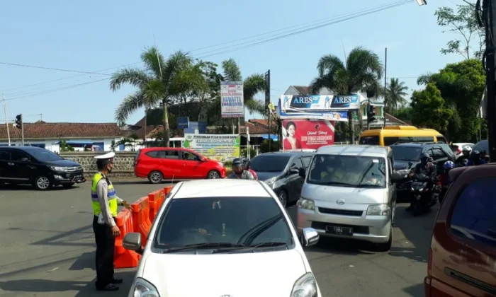 Petugas Penjualan Simpang Empat